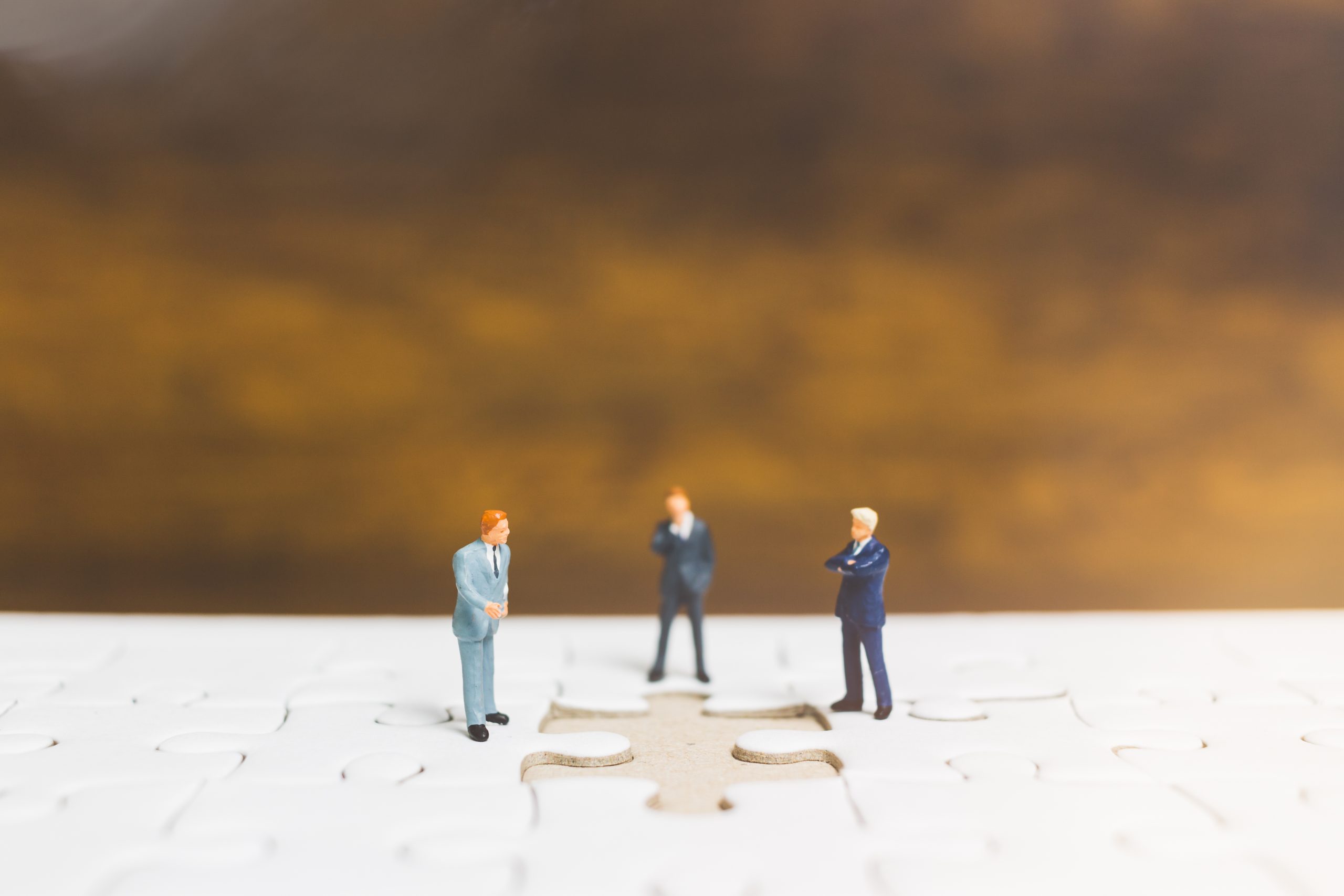 Miniaturas de profesionales representando una organización empresarial